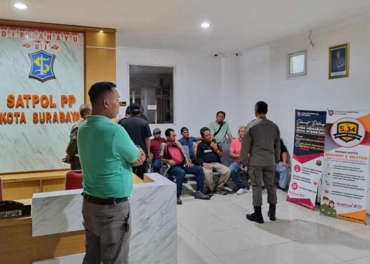 Kepala Satpol PP Surabaya M Fikser saat menemui perwakilan buruh di kantor Satpol PP Surabaya.