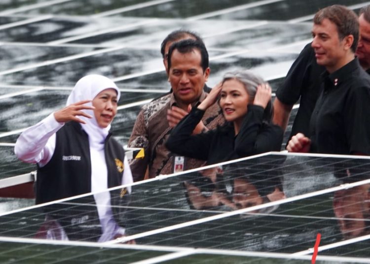 Peninjauan panel Surya di PT HM Sampoerna oleh Gubernur Jatim Khofifah Indar Parawansa.