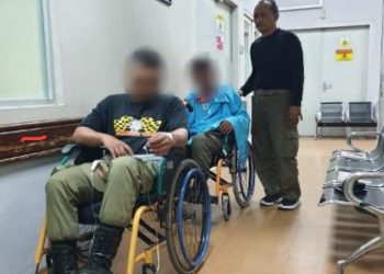 Dua personel Satpol PP Surabaya yang menjadi korban kekerasan saat ada unjuk rasa di Jalan Ahmad Yani Surabaya.