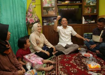 Wali Kota Surabaya Eri Cahyadi saat menjenguk salah satu personel Satpol PP yang menjadi korban penganiayaan.