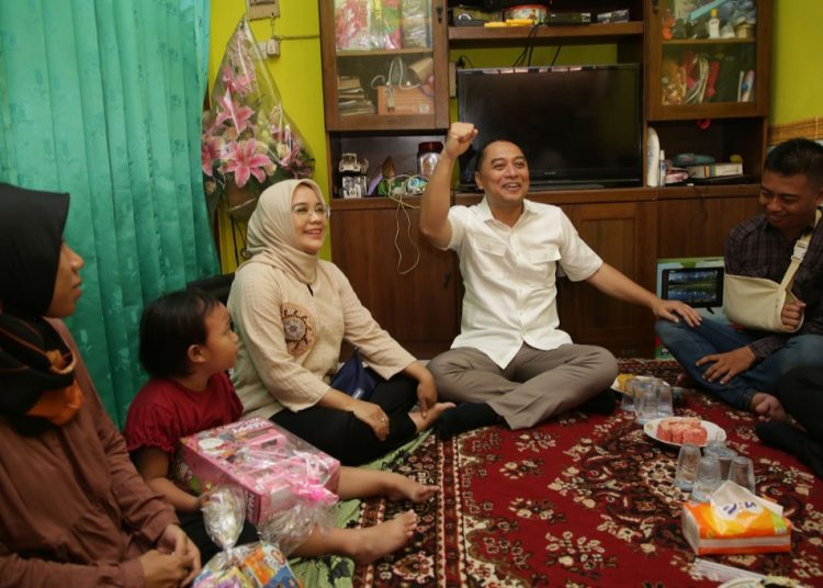 Wali Kota Surabaya Eri Cahyadi saat menjenguk salah satu personel Satpol PP yang menjadi korban penganiayaan.