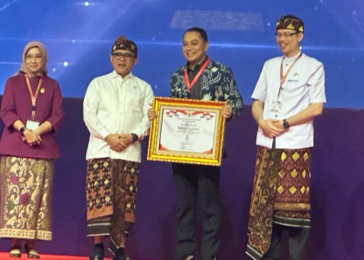 Wali Kota Surabaya Eri Cahyadi saat menerima predikat “A” untuk penilaian Sistem Akuntabilitas Kinerja Instansi Pemerintah  2023.
