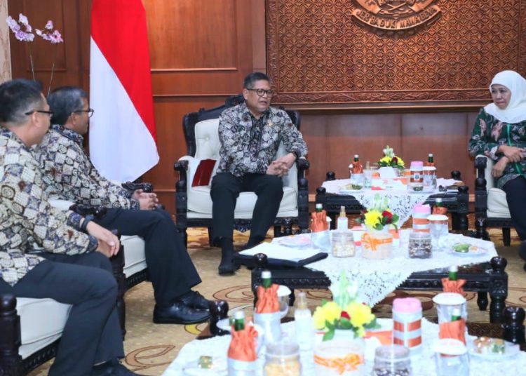Pertemuan pimpinan Otoritas Jasa Keuangan Regional 4 Jawa Timur dengan Gubernur Khofifah Indar Parawansa di gedung Negara Grahadi.