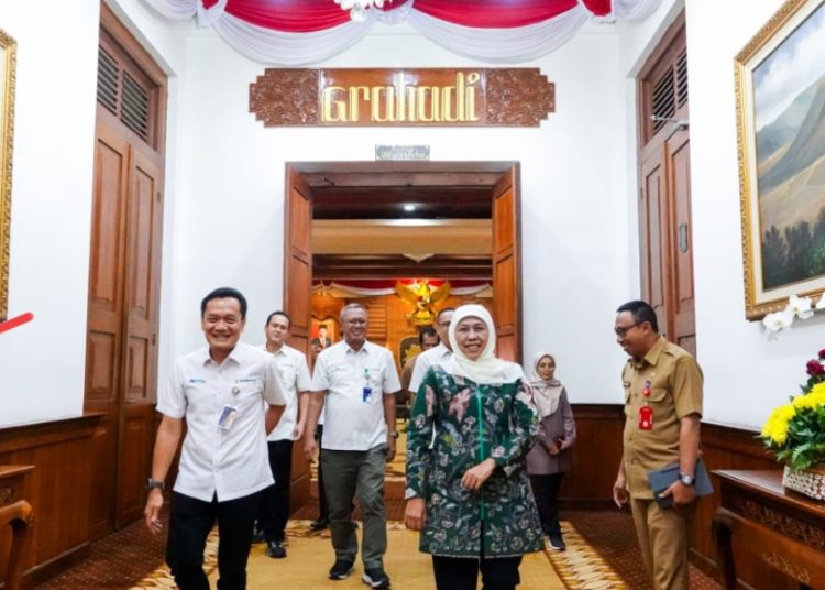 Gubernur Jawa Timur Khofifah Indar Parawansa menyambut kunjungan Kepala Divisi Regional Perhutani Jawa Timur Asep Dedi Mulyadi di Gedung Negara Grahadi.