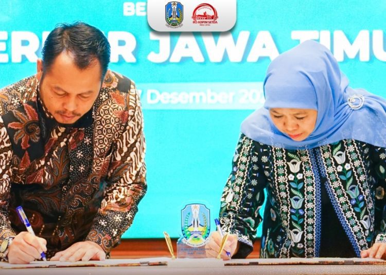 Penandatanganan Naskah Perjanjian Hibah Daerah (NPHD) bantuan keuangan penyelenggaraan Pemilihan Gubernur dan Wakil Gubernur 2024 di gedung Negara Grahadi.