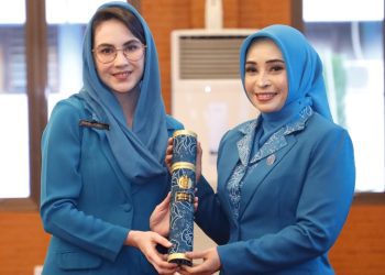 Ketua TP PKK Provinsi Jawa Timur Arumi Bachsin (kiri) dan Pj Ketua TP PKK Kota Mojokerto Nia Wayanti