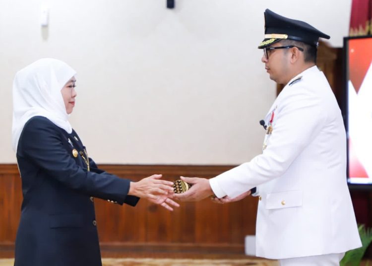 Pelantikan Moh Ali Kuncoro sebagai Penjabat (Pj) Wali Kota Mojokerto di gedung Negara Grahadi, Surabaya.