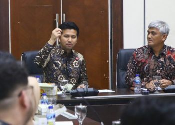Wagub Jatim Emil Elestianto Dardak saat rapat bersama Deputi Sarana Prasarana Bappenas di Jakarta.