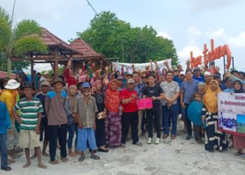 Suasana warga Desa Sumuragung, Kecamatan Baureno menyambut kedatangan perwakilan DPRD Bojonegoro untuk meninjau kondisi tambang kapur.