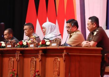 Gubernur Jawa Timur Khofifah Indar Parawansa dalam Rapat Koordinasi bersama Forkopimda Jatim, kabupaten/kota hingga kecamatan se-Jatim di Grand City Convention Hall, Surabaya.