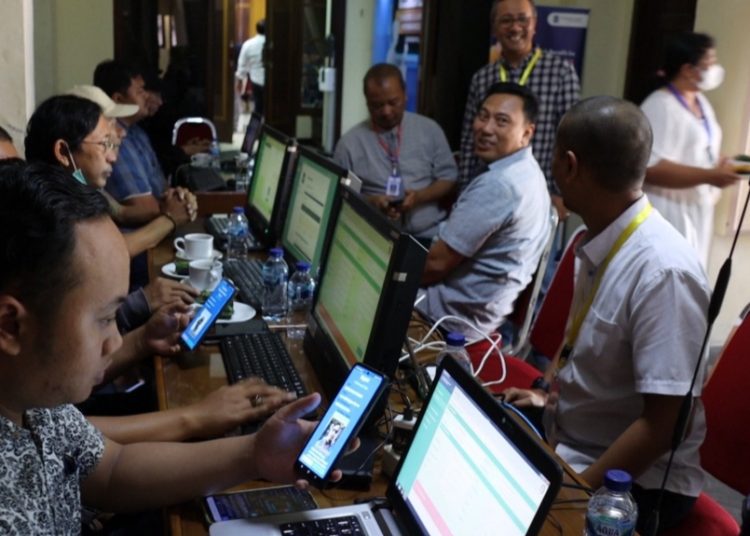Foto ilustrasi kepengurusan administrasi kependudukan di Surabaya.
