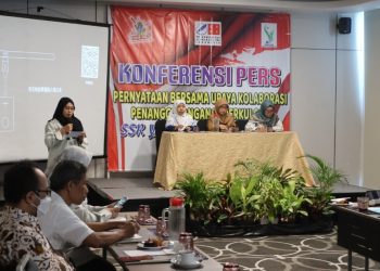 Kegiatan pernyataan bersama sebagai upaya kolaborasi penanggulangan Tuberkulosis yang digelar di Hotel MovenPick, Surabaya.