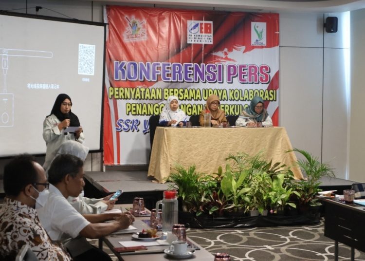 Kegiatan pernyataan bersama sebagai upaya kolaborasi penanggulangan Tuberkulosis yang digelar di Hotel MovenPick, Surabaya.