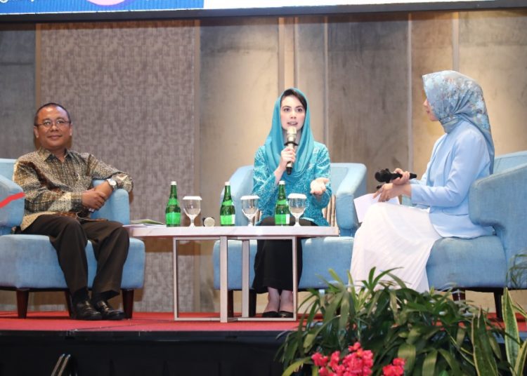 Arumi Bachsin saat menjadi pembicara dengan topik ‘Peran PKK Dalam Penurunan Stunting Melalui Pembelajaran SOTH di Kelompok BKB’ di Hotel Platinum-Tunjungan Surabaya,