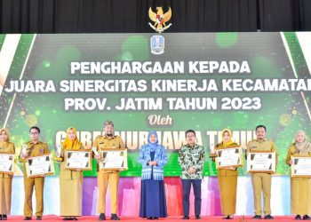 Penyerahan penghargaan kepada tujuh camat dalam gelaran rapat Pembinaan Kecamatan Provinsi Jawa Timur tahun 2023, di Dyandra Convention Center, Surabaya.