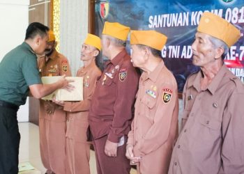 Pemberian tali asih kepada warakawuri dan veteran di gedung Ahmad Yani Kodim Bojonegoro.