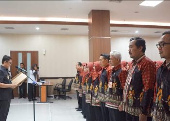 Pj Bupati Adriyanto melantik pengurus Dewan Kerajinan Nasional Daerah Bojonegoro periode 2023-2024.