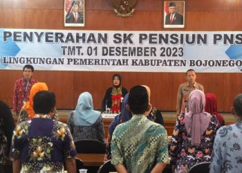 Kegiatan penyerahan SK purna tugas ASN di ruang Angling Dharma lantai dua gedung Pemkab Bojonegoro.
