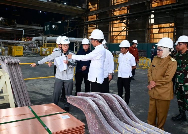 Presiden RI Joko Widodo meninjau ekspansi PT Smelting di Desa Roomo, Kecamatan Manyar, Kabupaten Gresik.