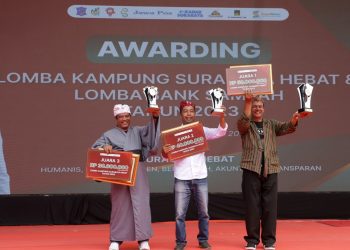 Awarding lomba Kampung Surabaya Hebat (KSH) dan lomba Bank Sampah di halaman Balai Kota Surabaya.