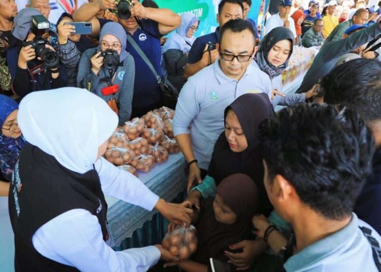 Gubernur Jawa Timur Khofifah Indar Parawansa meninjau pasar murah di Pendopo Kabupaten Situbondo.