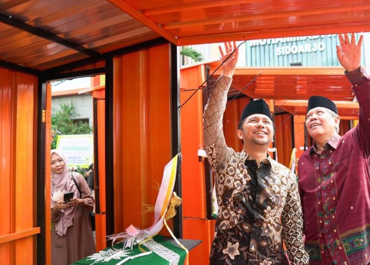 Wagub Jatim Emil Elestianto Dardak meresmikan 10 kontainer WarungMu dalam Milad ke-111 Muhammadiyah di PD Muhammadiyah Sidoarjo.