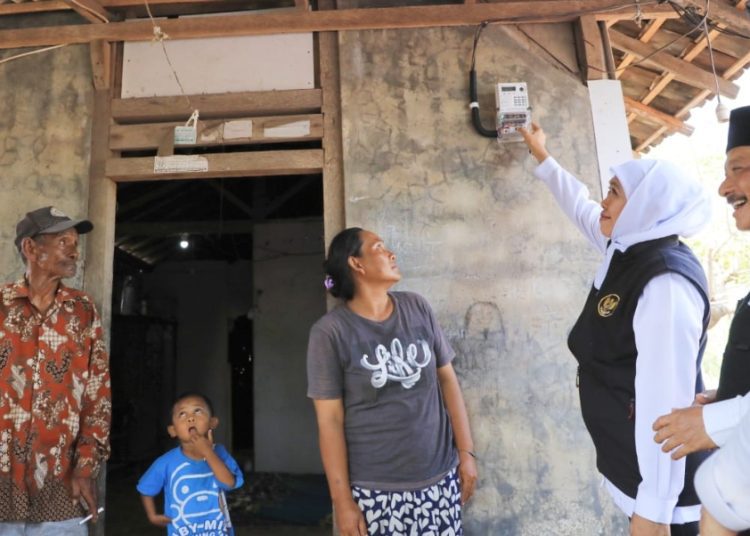 Gubernur Jatim Khofifah Indar Parawansa saat peresmian listrik di Dusun Merak Desa Sumberwaru, Kecamatan Banyuputih, Kabupaten Situbondo.