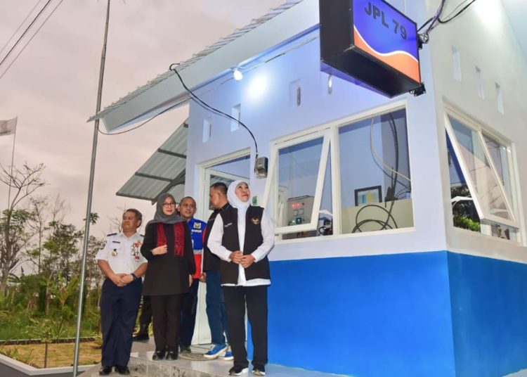 Gubernur Jawa Timur Khofifah Indar Parawansa meresmikan pintu perlintasan kereta api dan Pos Jaga di Desa. Gumirih, Kecamatan Singojuruh, Kabupaten Banyuwangi.