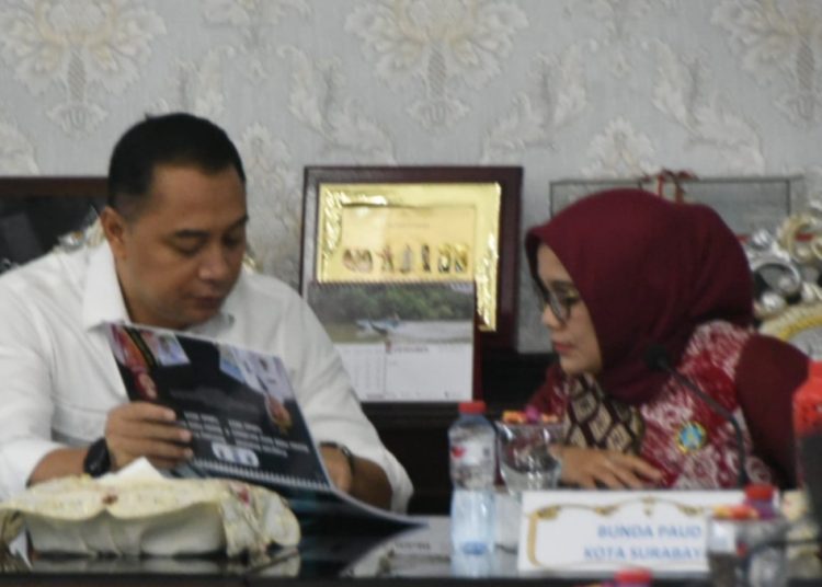 Wali Kota Surabaya Eri Dan Ketua Bunda PAUD Surabaya Rini Indriyani.