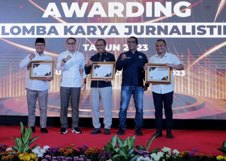 Wali Kota Surabaya Eri Cahyadi bersama Ketua Potas Robby Julianto berfoto dengan direktur utama tiga BUMD yang menerima penghargaan, yakni dari PD Pasar Surya, PDAM dan PD RPH Surya.