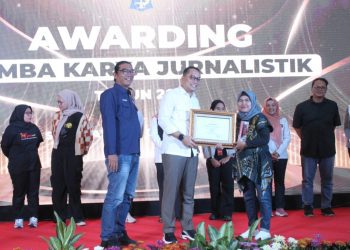 Wali Kota Surabaya Eri Cahyadi menyerahkan penghargaan kepada jurnalis Surabaya Today dalam awarding lomba jurnalistik yang diselenggarakan Diskominfo Pemkot Surabaya.