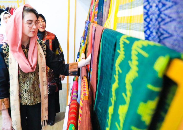 Arumi Bachsin melihat motif tenun saat melakukan kunjungan kerja ke pulau Lombok, Nusa Tenggara Barat.