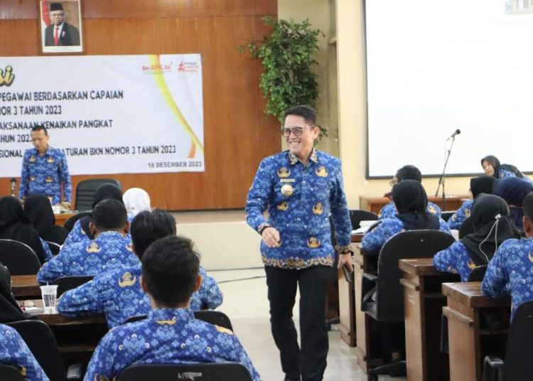 Sosialisasi Surat Edaran Menteri PAN-RB Nomor 3 Tahun 2023 terkait tata cara penetapan predikat kinerja pegawai ASN di ruang Angling Dharma, gedung Pemkab Bojonegoro.