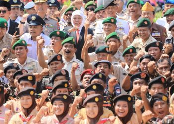 Gubernur Jatim Khofifah Indar Parawansa di sela upacara pada peringatan Hari Bela Negara di gedung Negara Grahadi, Surabaya.