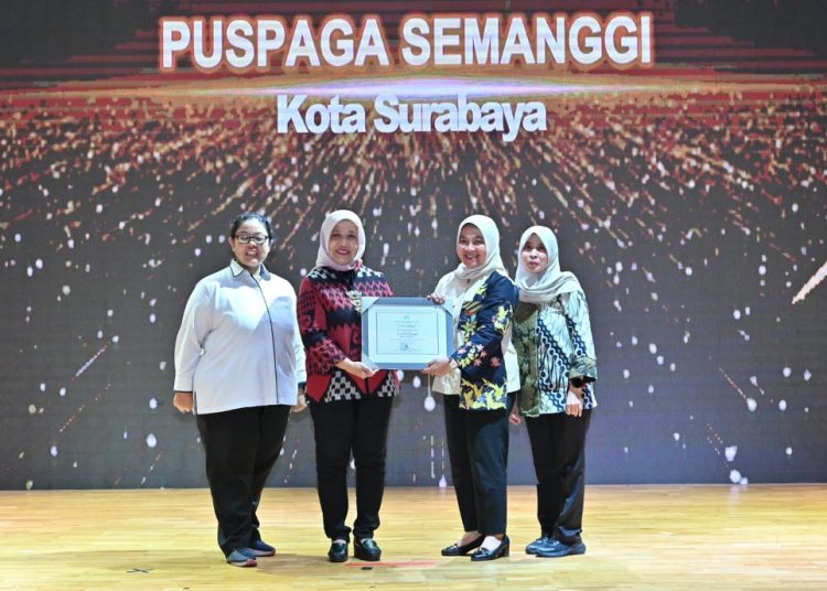 Penyerahan penghargaan dari Kementerian Pemberdayaan Perempuan dan Perlindungan Anak ke Puspaga Semanggi Surabaya.