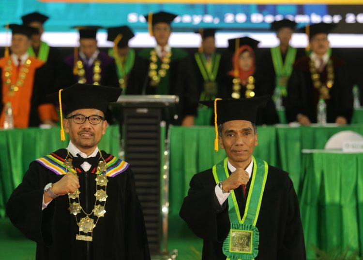 Pengukuhan Achmad Muhibbin Zuhri sebagai
Guru Besar Ilmu Bidang Teologi Islam Kontemporer Universitas Islam Negeri Sunan Ampel (UINSA) Surabaya ke-88,
