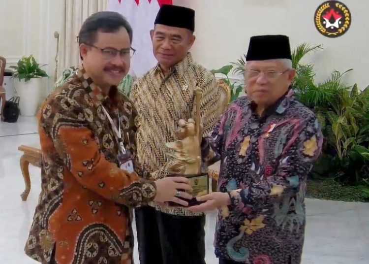 Anugerah Revolusi Mental 2023 diserahkan langsung Wakil Presiden RI Ma'ruf Amin bersama Menteri Koordinator PMK RI Muhadjir Effendy kepada Sekretaris Daerah Surabaya Ikhsan.