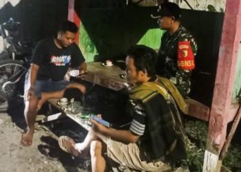 Babinsa Koramil 21/Sukosewu Kodim 0813 Bojonegoro, Kopda Supriyanto, ikut ronda malam di RT 001 dan RT 007 RW 001 Desa Semenkidul.