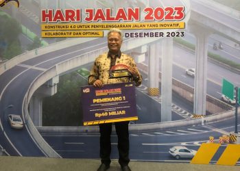 Pemkot Surabaya menyabet juara 1 Penilaian Kinerja Pemerintah Daerah Bidang Kebinamargaan dalam Penyelenggaraan Jalan Kategori Pemerintah Kota dari Kementerian PUPR