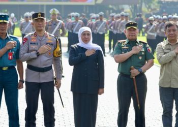 Gubernur Jatim Khofifah Indar Parawansa di sela apel Gelar Pasukan Operasi Lilin Semeru 2023 di Lapangan Mapolda Jatim.