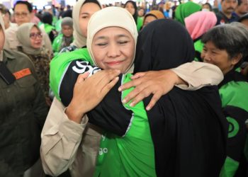 Gubernur Jatim Khofifah Indar Parawansa memeluk driver ojol di sela peresmian gedung Asrama Penerima Manfaat Balai Pelayanan dan Rehabilitasi Sosial Penyandang Masalah Kesejahteraan Sosial Sidoarjo.