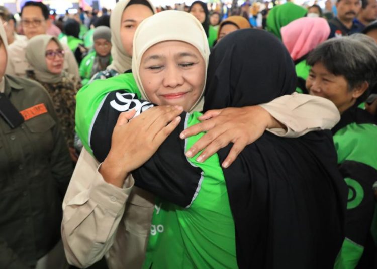 Gubernur Jatim Khofifah Indar Parawansa memeluk driver ojol di sela peresmian gedung Asrama Penerima Manfaat Balai Pelayanan dan Rehabilitasi Sosial Penyandang Masalah Kesejahteraan Sosial Sidoarjo.
