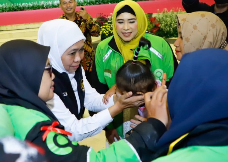Gubernur Jatim Khofifah Indar Parawansa di sela peringatan Hari Ibu di gedung Negara.Grahadi.