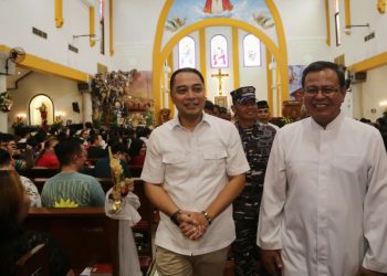 Wali Kota Surabaya Eri Cahyadi saat meninjau salah satu gereja di Surabaya.