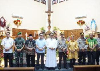 Foto bersama di salah satu gereja saat peninjauan malam misa Natal.