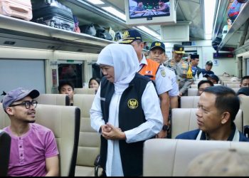 Gubernur Jatim Khofifah Indar Parawansa menyapa penumpang saat melakukan peninjauan  arus penumpang pada  libur Nataru di Stasiun Gubeng Surabaya.