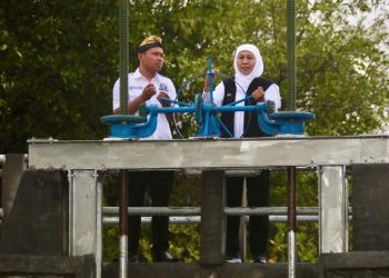 Gubernur Jawa Timur Khofifah Indar Parawansa saat meresmikan pintu air dan larapet di Desa Kalibuntu, Kecamatan Kraksaan, Kabupaten Probolinggo.