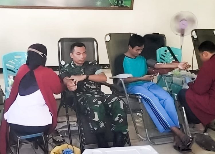 Kegiatan donor darah di Koramil 09/Sumberrejo Kodim 0813 Bojonegoro.