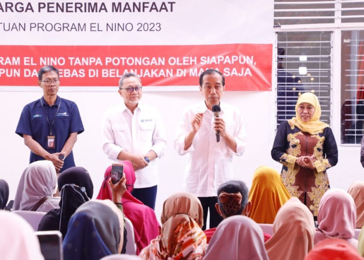 Presiden RI Joko Widodo  pada penyaluran bantuan langsung tunai El Nino  di Kantor Pos Genteng Banyuwangi.