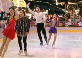 Penampilan empat atlet ice skating pada Christmas Wonderland di Enchanted Ice Rink, Pakuwon City Mall.
